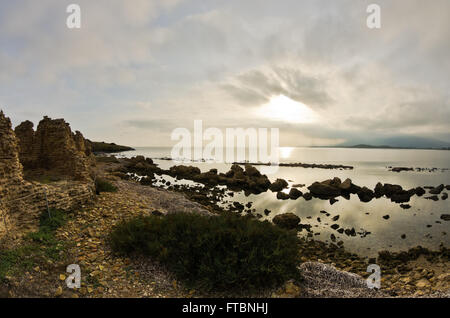 Sonnenuntergang am Strand bei Nora archäologische Stätte, in der Nähe der Stadt Pula, Sardinien Stockfoto