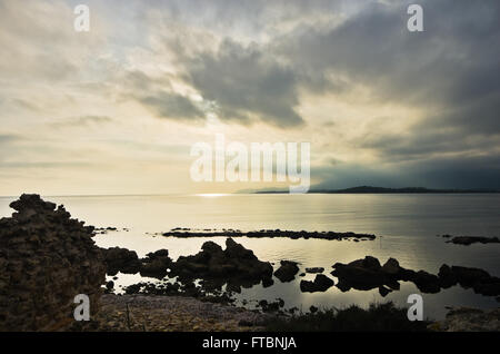 Sonnenuntergang am Strand bei Nora archäologische Stätte, in der Nähe der Stadt Pula, Sardinien Stockfoto