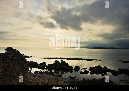 Sonnenuntergang am Strand bei Nora archäologische Stätte, in der Nähe der Stadt Pula, Sardinien Stockfoto