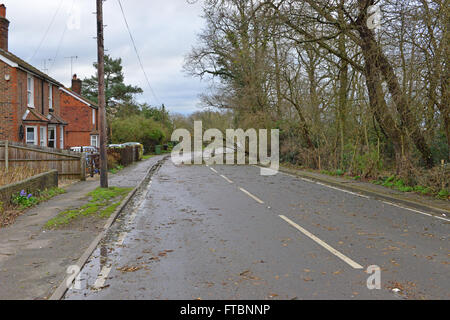 Lee Street in Horley, Surrey am Morgen nach dem Sturm Katie blockiert Stockfoto