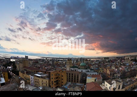 Panoramablick von Cagliari Zentrum bei Sonnenuntergang in Sardinien Stockfoto