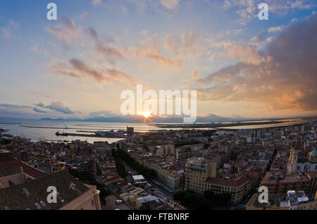 Panoramablick von Cagliari Zentrum bei Sonnenuntergang in Sardinien Stockfoto