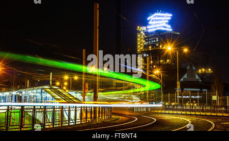 Bolzen-Turm in Dolni Vitkovice Ostrau in der Nacht Stockfoto