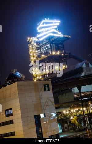 Bolzen-Turm in Dolni Vitkovice Ostrau in der Nacht Stockfoto