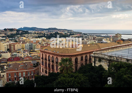 Panoramablick von Cagliari Zentrum bei Sonnenuntergang in Sardinien Stockfoto