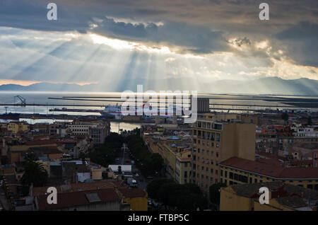 Luftbild von Cagliari Stadtbild und Hafen, Sardinien Stockfoto