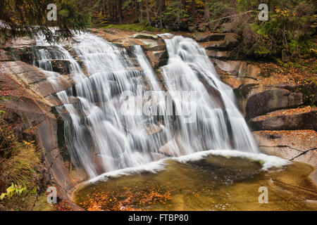 Mumlava Wasserfall im Riesengebirge (Karkonosze), Tschechien Stockfoto