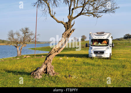 Portugal, Alentejo: Wohnmobil Parkplatz am Rande der Alqueva-See Stockfoto