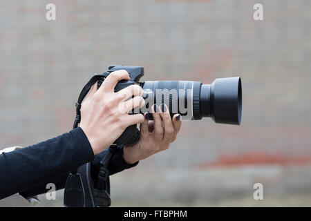 Kamera in den Händen der Mädchen Stockfoto