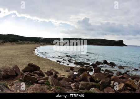Sandstrand mit Felsen am Ende in Insel San Pietro, Sardinien Stockfoto