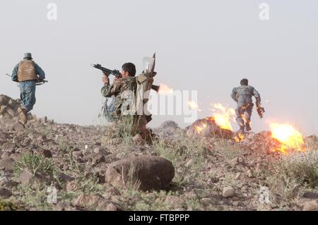 Ein Afghan National Army Soldat feuert eine Panzerfaust auf ein Aufständischer während einem Feuergefecht 17. Mai 2012, im Süden der Provinz Ghazni, Afghanistan. Stockfoto