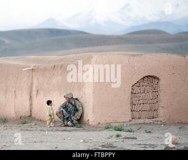 Sgt. Joshua Smith, plaudert ein Fallschirmjäger mit der 82. US-Luftlandedivision mit ein afghanischer Junge während einer Clearing-Operation auf einem Dorf 28. April 2012 im Süden der Provinz Ghazni, Afghanistan. Stockfoto