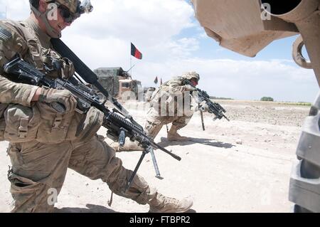 US Army Fallschirmjäger mit der 82nd Airborne Division kehrt Feuer hinter einer Mine Resistant Ambush Protected Fahrzeug bei einem Feuergefecht mit Aufständischen 30. Juni 2012, im Süden der Provinz Ghazni, Afghanistan. Stockfoto