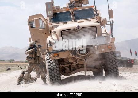 Ein US-Army Fallschirmjäger mit der 82nd Airborne Division kehrt Feuer hinter einer Mine Resistant Ambush Protected Fahrzeug bei einem Feuergefecht mit Aufständischen 30. Juni 2012, im Süden der Provinz Ghazni, Afghanistan. Stockfoto