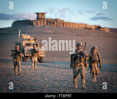 US Army Fallschirmjäger mit der 82. US-Luftlandedivision während einer Clearing-Operationen 30. April 2012 mission 15. Januar 2014 in der Provinz Ghazni, Afghanistan. Stockfoto