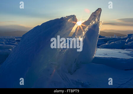 Sonnenaufgang über den Eisschollen. Stockfoto