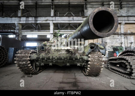 Ein Panzer wartet in einer Reparaturwerkstatt in Lemberg Rüstung Werk behoben werden Stockfoto