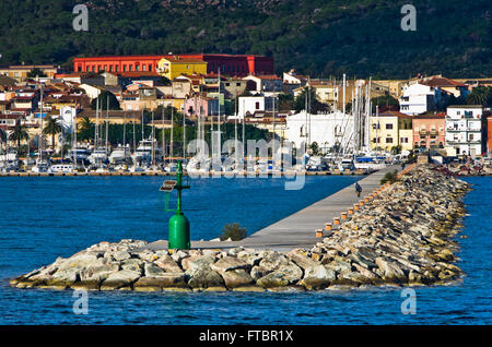 Kleine grüne Leuchtturm am Eingang zum Hafen Carloforte auf der Insel San Pietro, Sardinien Stockfoto