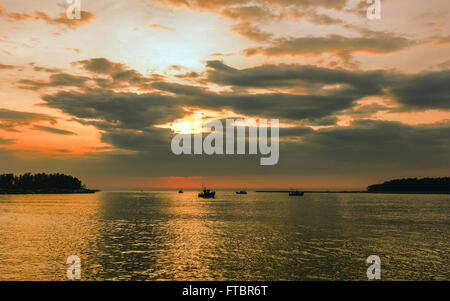 Kleiner Trawler zurück nach Hause nach einem Tiefsee-Angeln-Ausflug in der Abenddämmerung entlang des Valapattanam Flusses in der Nähe von Kannur, Kerala, Indien. Stockfoto
