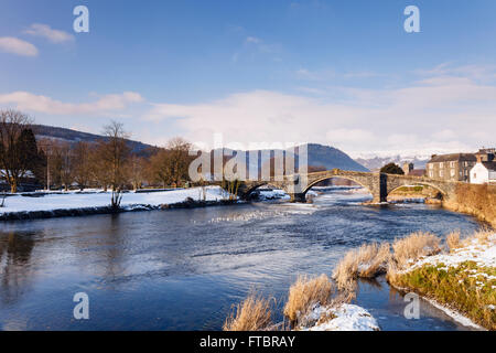 Afon Conwy Fluss und Pont Fawr Brücke von Inigo Jones 1636 im Winter. Trefriw, Conwy, North Wales, UK, Großbritannien Stockfoto