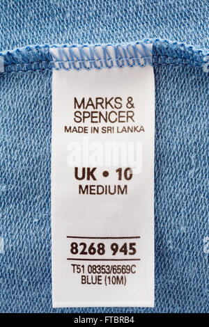 Marks und Spencer Kleidung Label eingenäht in ein Gewand aus in Sri Lanka. England, UK, Großbritannien Stockfoto