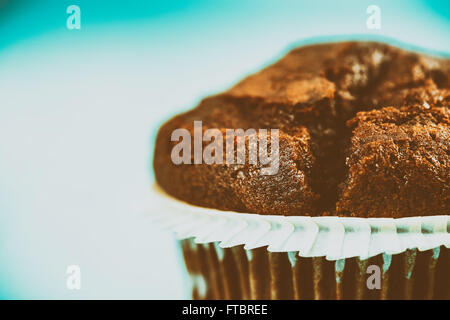 Retro-hausgemachte Chocolate Chip Muffins auf blaue Tabelle Stockfoto