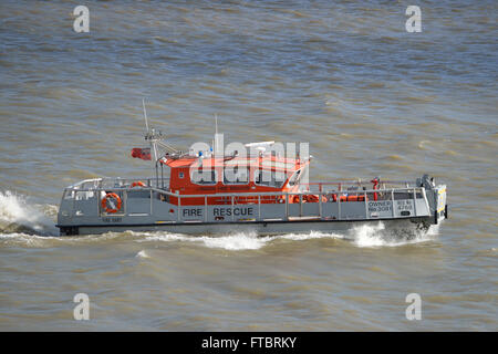 Die Londoner Feuerwehr feuerlöschboot Feuer Dart macht es Weg bis der Themse auf einem a Routine training Reise Stockfoto