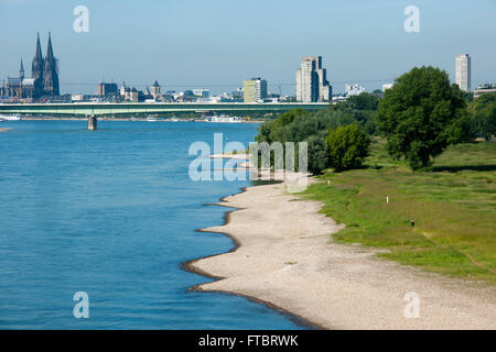 Deutschland, Köln, Blick von der Mühlheimer-Brücke Auf Das Linke Rheinufer Mit Strand Und Blick Zum Kölner Dom Stockfoto