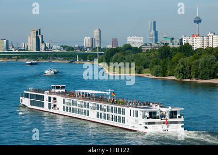 Deutschland, Köln, Blick von der Mühlheimer-Brücke Auf Das Linke Rheinufer, Blick Über Ein Flusskreuzfahrtschiff Auf die Stadt Stockfoto