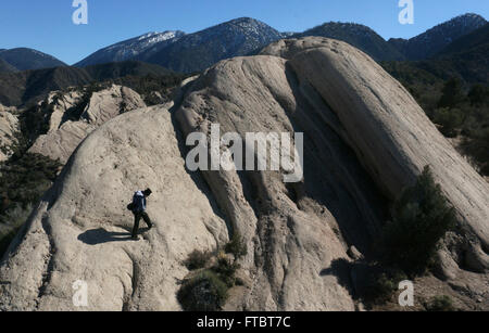 Wanderer-Bergsteiger auf Klippen in Teufels Punchbowl Naturgebiet, Hebung von San Andres Fault County Los Angeles Stockfoto