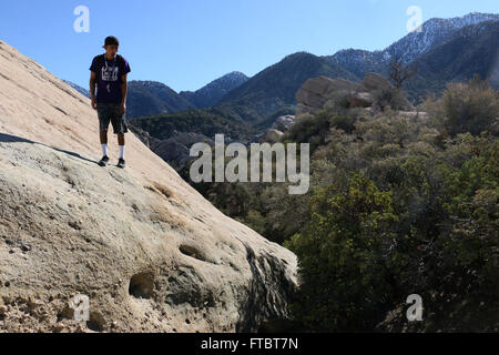 Wanderer-Bergsteiger auf Klippen in Teufels Punchbowl Naturgebiet, Hebung von San Andres Fault County Los Angeles Stockfoto