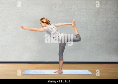 Frau Herr der Tanz Pose auf Matte Yoga bei Stockfoto