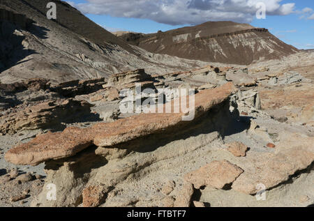 Klippen und Sandstein, geneigten Felsen "layers" Red Rock Canyon State Park kalifornischen Mojavewüste Stockfoto