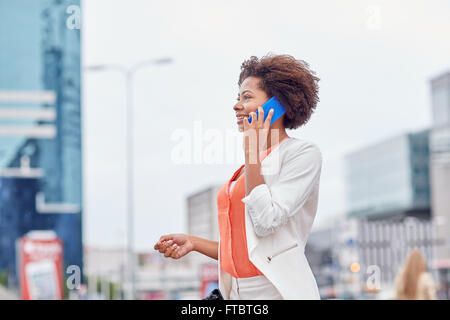 glücklich afrikanischen Geschäftsfrau auf Smartphone aufrufen Stockfoto
