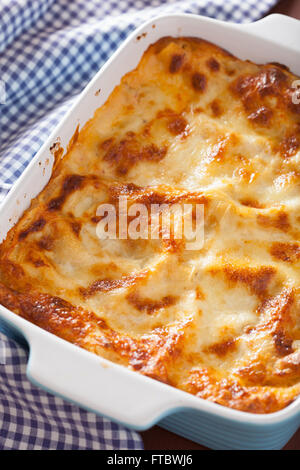 hausgemachte italienische Lasagne in Auflaufform Stockfoto