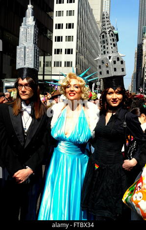 New York City: Marilyn Monroe Doppelgänger mit Freunden Sport-Empire State Building und Chrysler Building Hüte bei Easter Parade * Stockfoto