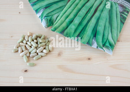 Garten Bohnensamen auf einem hölzernen Hintergrund. Stockfoto