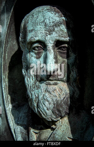 Detail der Bronzekopf eines viktorianischen Gentleman auf einem Grabstein in Grange Friedhof, Edinburgh, Schottland, Großbritannien. Stockfoto