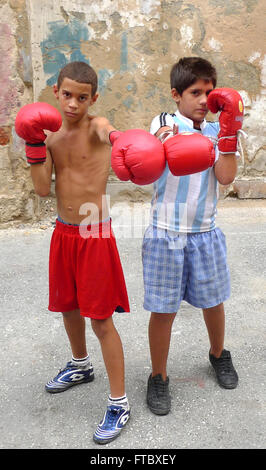 Kuba - September 2011: Havanna, junge Boxer pratising in Alt-Havanna Stockfoto