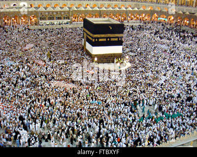 Tausende von Pilgern Abaya jilbab Kreis der Heiligen Kaaba in der Al-Masjid al-Haram in Mekka, al-Hedschas, Saudi Arabien. Die Kaaba ist heiligsten muslimischen Ort in der Welt. Stockfoto