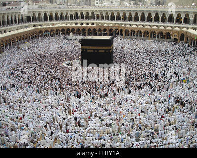 Tausende von Pilgern Abaya jilbab Kreis der Heiligen Kaaba in der Al-Masjid al-Haram in Mekka, al-Hedschas, Saudi Arabien. Die Kaaba ist heiligsten muslimischen Ort in der Welt. Stockfoto