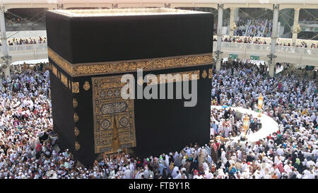 Tausende von Pilgern Abaya jilbab Kreis der Heiligen Kaaba in der Al-Masjid al-Haram in Mekka, al-Hedschas, Saudi Arabien.  Mekka, Saudi Arabien. Die Kaaba ist heiligsten muslimischen Ort in der Welt. Stockfoto