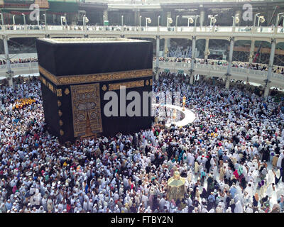 Tausende von Pilgern Abaya jilbab Kreis der Heiligen Kaaba in der Al-Masjid al-Haram in Mekka, al-Hedschas, Saudi Arabien.  Mekka, Saudi Arabien. Die Kaaba ist heiligsten muslimischen Ort in der Welt. Stockfoto