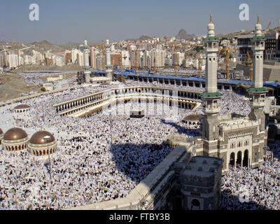 Tausende von Pilgern Abaya jilbab Kreis der Heiligen Kaaba in der Al-Masjid al-Haram zu Beginn der Hadsch in Mekka, al-Hedschas, Saudi Arabien. Mekka, Saudi Arabien. Die Kaaba ist heiligsten muslimischen Ort in der Welt. Stockfoto