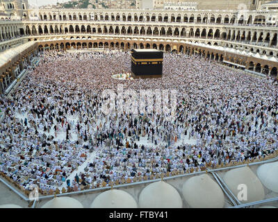 Tausende von Pilgern Abaya jilbab Kreis der Heiligen Kaaba in der Al-Masjid al-Haram in Mekka, al-Hedschas, Saudi Arabien. Die Kaaba ist heiligsten muslimischen Ort in der Welt. Stockfoto