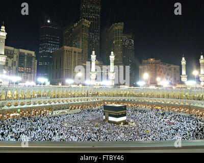 Tausende von Pilgern Abaya jilbab Kreis der Heiligen Kaaba in der Al-Masjid al-Haram in Mekka, al-Hedschas, Saudi Arabien. Die Kaaba ist heiligsten muslimischen Ort in der Welt. Stockfoto