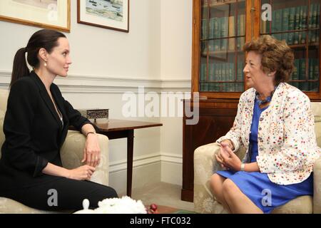 Vereinigtes Königreich Auswärtigen Amtes Minister Baroness Anelay trifft sich mit Schauspielerin und U.N Special Envoy Angelina Jolie Pitt 26. Juni 2015 in London. Stockfoto