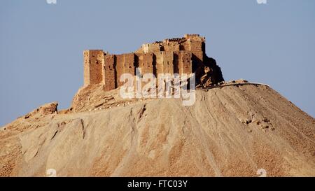 Ruinen des Schlosses in der alten semitischen Palmyra 14. Januar 2011 im heutigen Tadmur, Homs, Syrien. Archäologisches Datum findet die Stadt bis in die Jungsteinzeit und es wurde berichtet, dass im Jahr 2015 von militanten islamischen Staat zerstört wurden. Stockfoto