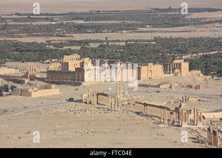 Ruinen der Qalaat Ibn Maan, Tempel des Bel und Kolonnaden Achse in der alten semitischen Palmyra 12. Mai 2009 im heutigen Tadmur, Homs, Syrien. Archäologisches Datum findet die Stadt bis in die Jungsteinzeit und es wurde berichtet, dass im Jahr 2015 von militanten islamischen Staat zerstört wurden. Stockfoto