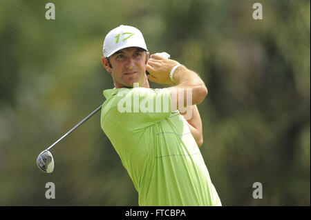 Doral, Fla, USA. 10. März 2012. Dustin Johnson in der dritten Runde der World Golf Championship Cadillac Championship auf dem TPC Blue Monster Course im Doral Golf Resort And Spa auf 10. März 2012 in Doral, Florida ZUMA PRESS / Scott A. Miller. © Scott A. Miller/ZUMA Draht/Alamy Live-Nachrichten Stockfoto